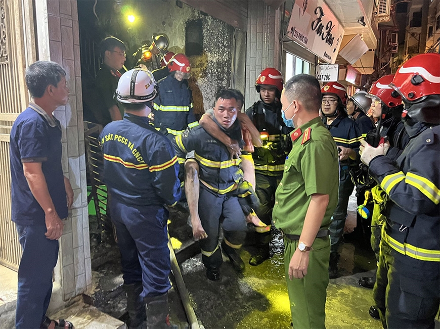  Hà Nội: Cứu 4 người an toàn trong đám cháy ở phường Phúc Tân